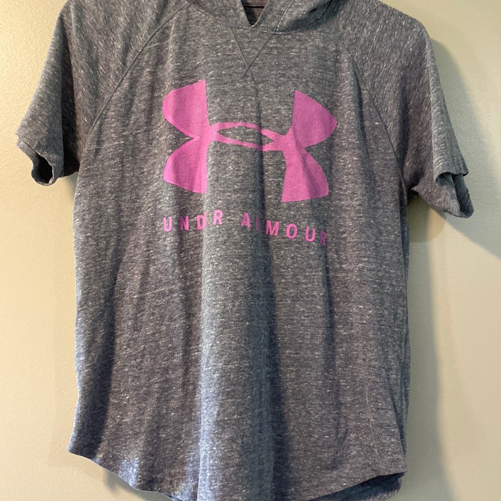 Under Armour size small hoodie t-shirt